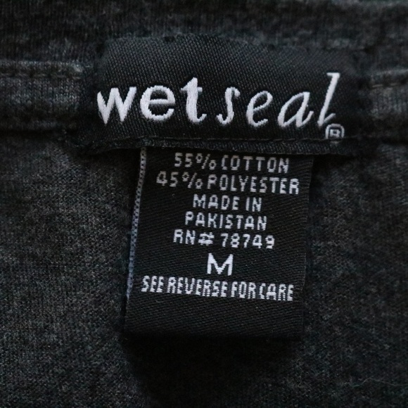 Wet Seal Dark Grey Short Sleeve Cropped Tee Shirt - Picture 5 of 5